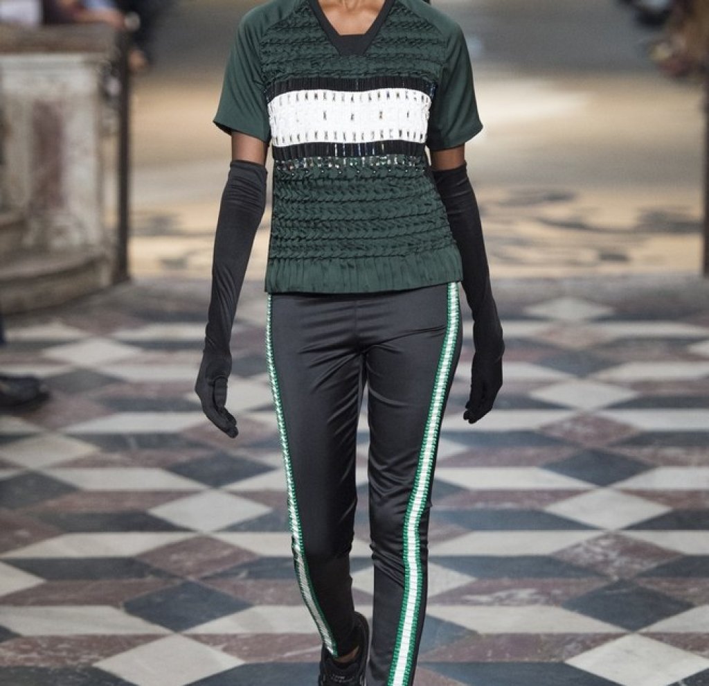 Плажните облекла - на почит! Неопренът е модерен, както и целите бански, половинките и шаловете за плаж. Експериментирайте!