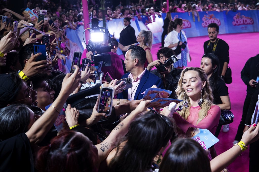 Австралийската актриса Марго Роби (вдясно) раздава автографи на свои фенове в Мексико сити по време на специално събитие за филма ѝ "Барби".
Дата: 06 юли 2023 г.