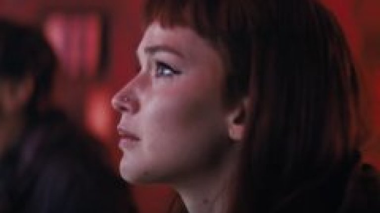 Контролирана експлозия е запратила парче от счупено стъкло в лицето на актрисата