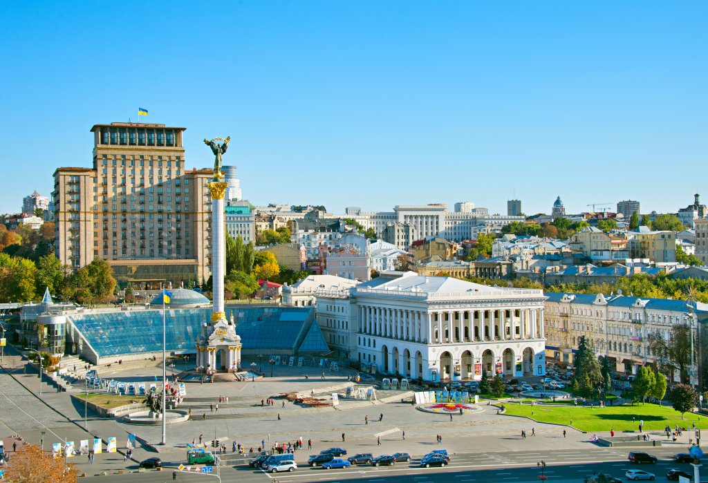 Майданът

Централният площад на Киев е най-известното място в града, станало символ на цяла Украйна в последните години. Настоящото си име – Площад на независимостта, получава през 1991 г. Високата бяла колона в центъра на площада символизира независимостта на страната и е издигната през 2001 г. От тогава е и паметникът с покровителя на Киев архангел Михаил.
Доскоро на Майдана, особено нощем, кипеше живот под такта на светлините и движението на фонтаните на площада.