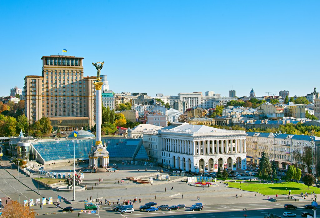 Майданът
Централният площад на Киев е най-известното място в града, станало символ на цяла Украйна в последните години. Настоящото си име – Площад на независимостта, получава през 1991 г. Високата бяла колона в центъра на площада символизира независимостта на страната и е издигната през 2001 г. От тогава е и паметникът с покровителя на Киев архангел Михаил.
Доскоро на Майдана, особено нощем, кипеше живот под такта на светлините и движението на фонтаните на площада.