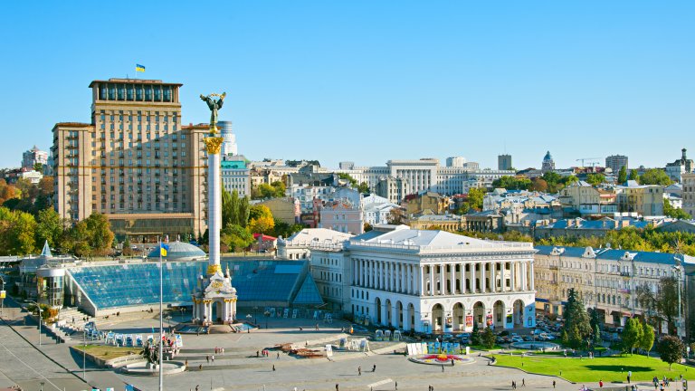 Майданът
Централният площад на Киев е най-известното място в града, станало символ на цяла Украйна в последните години. Настоящото си име – Площад на независимостта, получава през 1991 г. Високата бяла колона в центъра на площада символизира независимостта на страната и е издигната през 2001 г. От тогава е и паметникът с покровителя на Киев архангел Михаил.
Доскоро на Майдана, особено нощем, кипеше живот под такта на светлините и движението на фонтаните на площада.