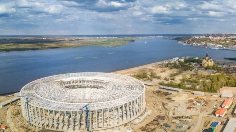 "Волгоград Арена"

Стойност - 17 млрд рубли, капацитет — 45 хиляди зрители

Един от основните проблеми при строителството беше необходимостта от укрепяването на 3 км от брега на река Волга. Това увеличи стойността на строителните работи. С днешна дата готовността на стадиона се оценява на 73 процента.