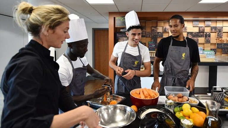 Видя се, че Ван Дайк и останалите му колеги не са много добри в кухнята, но помощ им оказа диетоложката на отбора Мона Немер, която даваше указания на футболистите.