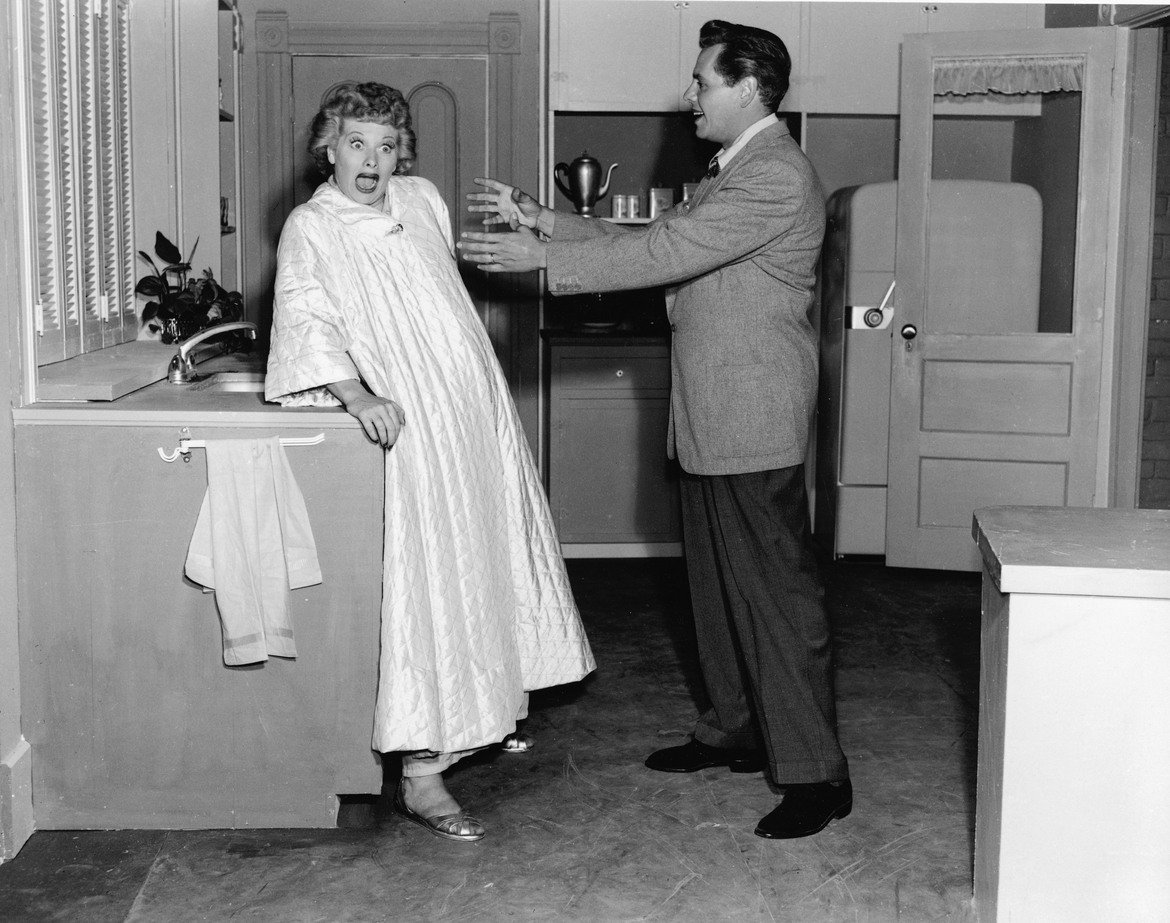 I Love Lucy, 1952
Днес неведнъж на екрана сме виждали бременни жени или актриси, които крият бременността си от зрителите, за да не изневерят на образа на героинята си. В началото на 50-те години обаче това е недопустимо, а бременност е "мръсна дума". Затова и в сериала I Love Lucy бременността минава през френска дума - Lucy Is Enceinte ("Луси е бременна"). По това време CBS не иска Люсил Бол и Деси Арнас да вписват в епизодите истинската бременност на актрисата и звезда на шоуто, защото вярват, че това може да обиди зрителите. В този период е недопустимо дори женена двойка да бъде показвана в едно и също легло, защото намекът за секс се възприема като скандален. За Бол и Арнас, които са двойка и в живота обаче, важно е сериалът да показва всички аспекти от живота им, включително бременността. Те получават необходимото разрешение за епизода, но със забраната да ползват думата "бременна". Този епизод обаче, както и онзи, в които се показва раждането на детето (същата вечер, в която Люсил Бол ражда наистина), се оказват толкова успешни, че успяват да наложат това телевизията да отразява живота на американците такъв, какъвто е, а не просто негов идеализиран образ. 