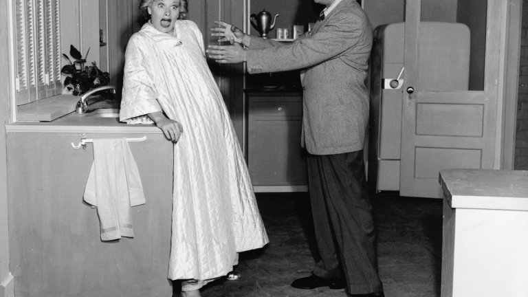I Love Lucy, 1952
Днес неведнъж на екрана сме виждали бременни жени или актриси, които крият бременността си от зрителите, за да не изневерят на образа на героинята си. В началото на 50-те години обаче това е недопустимо, а бременност е "мръсна дума". Затова и в сериала I Love Lucy бременността минава през френска дума - Lucy Is Enceinte ("Луси е бременна"). По това време CBS не иска Люсил Бол и Деси Арнас да вписват в епизодите истинската бременност на актрисата и звезда на шоуто, защото вярват, че това може да обиди зрителите. В този период е недопустимо дори женена двойка да бъде показвана в едно и също легло, защото намекът за секс се възприема като скандален. За Бол и Арнас, които са двойка и в живота обаче, важно е сериалът да показва всички аспекти от живота им, включително бременността. Те получават необходимото разрешение за епизода, но със забраната да ползват думата "бременна". Този епизод обаче, както и онзи, в които се показва раждането на детето (същата вечер, в която Люсил Бол ражда наистина), се оказват толкова успешни, че успяват да наложат това телевизията да отразява живота на американците такъв, какъвто е, а не просто негов идеализиран образ.