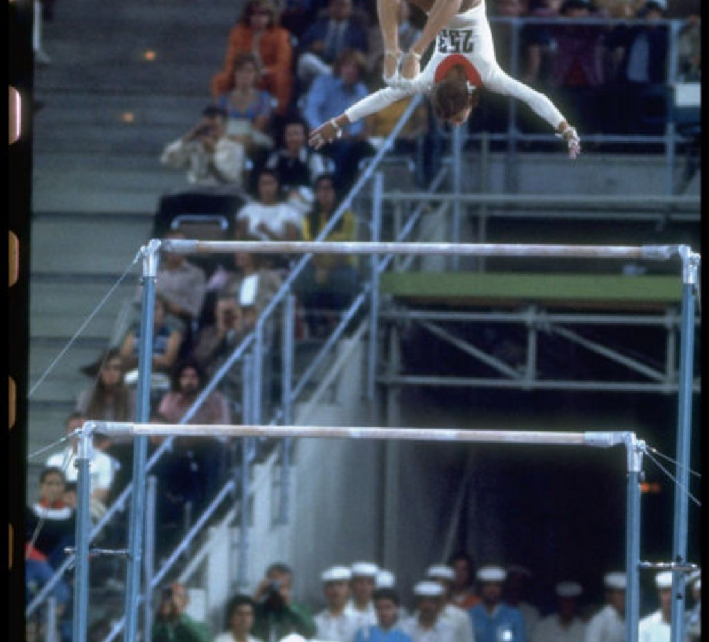 16. Мюнхен 1972: Салтото Корбут
През 1972 година съветската гимнастичка Олга Корбут впечатлява всички, изпълнявайки салто, неправено досега. Докато виси на горната греда, се оттласква от нея, прави задно салто и отново се хваща за нея. Движението вече е забранено заради опасността при изпълнението му, но тогава всички са говорели за него.