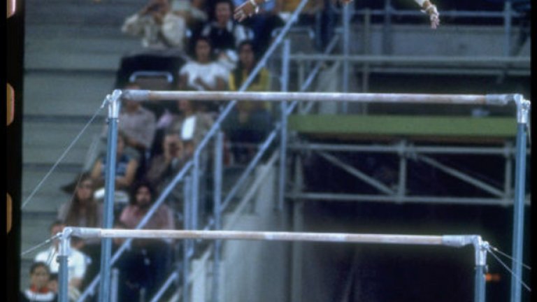 16. Мюнхен 1972: Салтото Корбут
През 1972 година съветската гимнастичка Олга Корбут впечатлява всички, изпълнявайки салто, неправено досега. Докато виси на горната греда, се оттласква от нея, прави задно салто и отново се хваща за нея. Движението вече е забранено заради опасността при изпълнението му, но тогава всички са говорели за него.