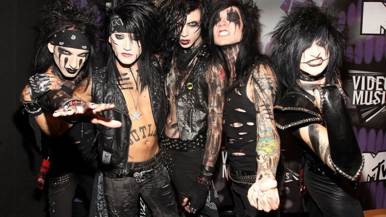 Black Veil Brides
От по-типичния за емо стила вид, който може да бъде видян в клипа на песента Knives and Pens, Black Veil Brides отидоха доста встрани с образа си за второто си LP – Set The World On Fire. Там дойде времето за грима, тесните кожени дрехи и дългите коси, което в голяма степен напомни за второ пришествие на Kiss. Бандата доби по-дистопичен вид за Wretched And Divine: The Story Of The Wild Ones, а в последно време приличат на типичния почитател на класически рок и метъл – чисто черно дрехи, по-тъмни коси и кожени якета с шипове.