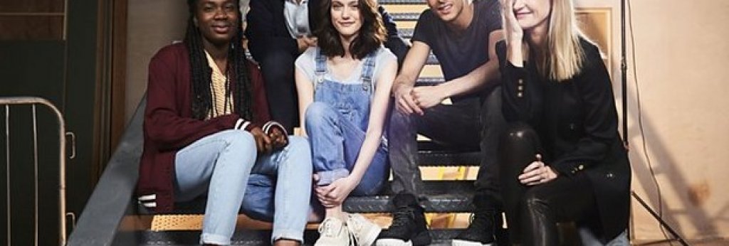 3. "Класът" / Class 
Макар че "Доктор Кой" излезе в едногодишна ваканция, историята му се завръща на екран през спин-оф сериала на BBC "Класът". Действието се развива около група ученици от прочутото училище Коул Хил - част от сюжета на "Доктор Кой" от самото начало. Те са принудени да се справят със стреса от всекидневния живот и с ужасите, които пътуването във времето е предизвикало, включително да се преборят с чудовищата, които планират да унищожат живота на земята. 
Дата на премиерата: Предстои да бъде обявена