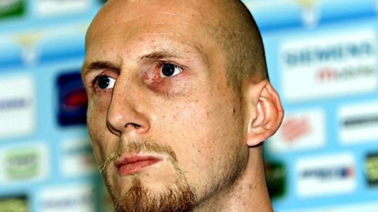 Яп Стам на официалното си представяне след трансфера си от Манчестър Юнайтед в Лацио, изглеждайки сякаш е изпратен на заточение