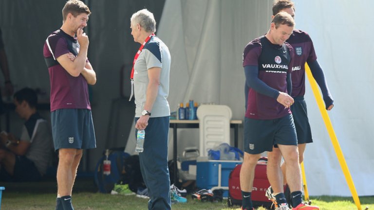 Преди Мондиал 2014 започва да работи и с националния отбор на Англия по футбол.