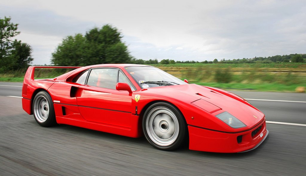 Ferrari F40На външен вид доста прилича на Testarossa, но F40 е още по-мощен. Всъщност, когато се появява в края на 80-те години, колата е най-мощният модел на Ferrari, произвеждан до момента – с 480 конски сили. Заслужава си да я споменем и защото това е последният автомобил, произведен още докато Енцо Ферари е начело на компанията си.
