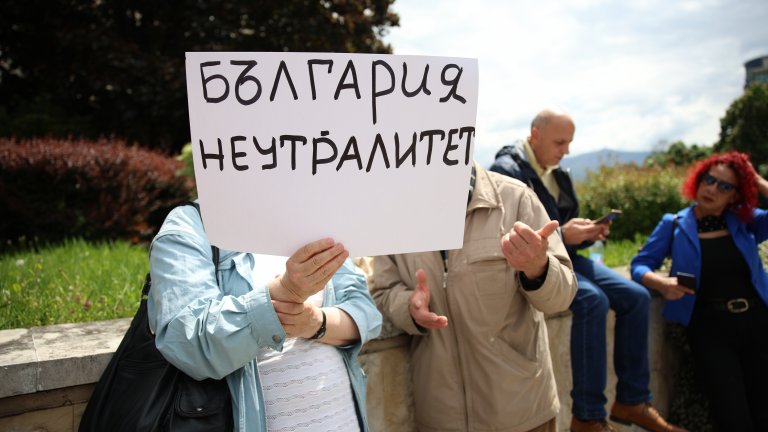 Състоя се нов Поход за мир, замерваха Европейския парламент с червена боя