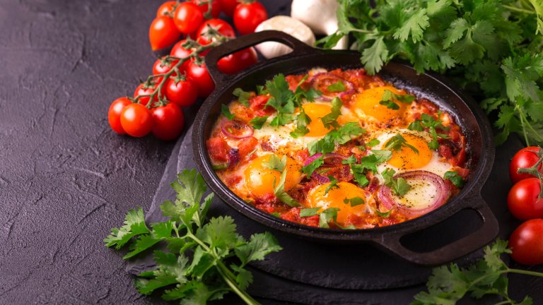 Яйца "Блъди Мери"Вкусни и сочни яйца, вдъхновени от любимия ни коктейл. В дълбок тиган с дълбоко дъно запържваме няколко скилидки чесън, щедър стрък целина и едно люто чушле на ситно. След това изсипваме 500 грама домати на кубчета и подправяме със сол, черен пипер и табаско. Готвим, докато сосът се сгъсти.

Оформяме 5-6 гнезда и чукваме яйца в тях, готвим под капак, докато стигнат степента, която ни харесва. Сервираме, поръсени с малко пресен магданоз или целина на ситно. Който обича повече пикантно, може да добави още люто чушле или табаско.