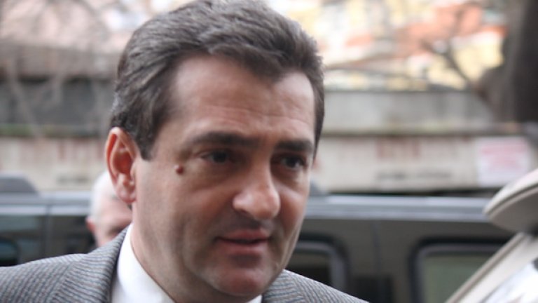 Ако е научил нещо през 16-те си години начело на клуба, той трябва да му изрови номера му и да се опита да върне времето назад