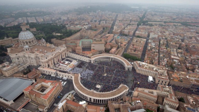 Ватикана има само 605 жители и 44 декара площ.
