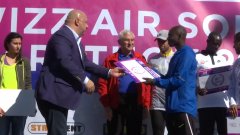 Спортният министър Красен Кралев награди победителя при мъжете Бармао Кипроно.