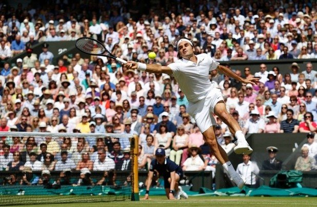 Роджър Федерер се опитва да отиграе топка, която го е сварила неподготвен по време на финала му с Новак Джокович на най-престижния тенис турнир - Уимбълдън, игран на 6-ти юли.

Швейцарският Маестро не успя да завоюва 18-та си титла от Големия шлем, като след оспорвана битка сръбският номер 1 спечели отличието