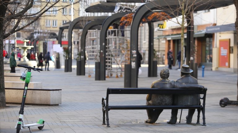 Да се върнат ли книжарите на площад "Славейков": За, Против и малко история