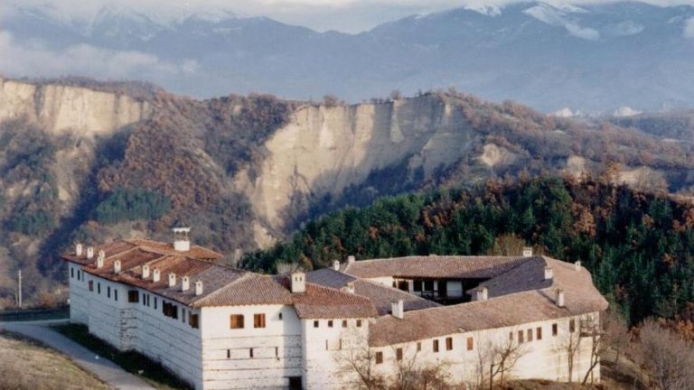 Нападателите са търсили скрито съкровище в стената на манастира