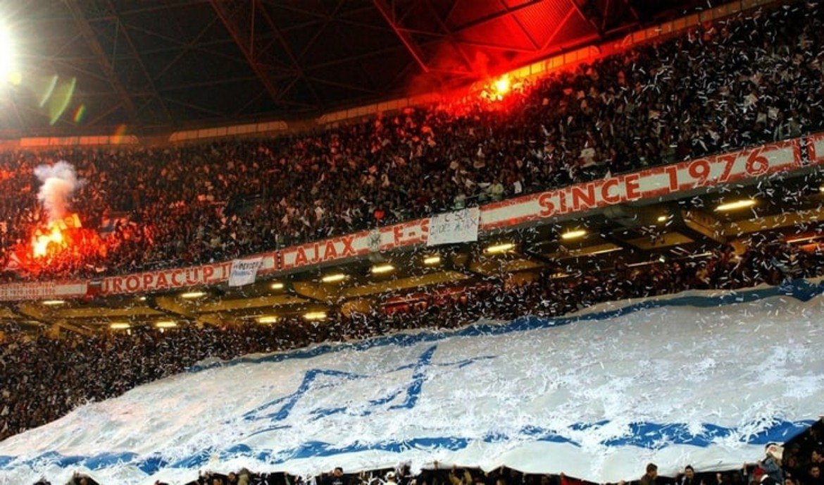 Публиката на Аякс е разпънала знамето на Израел по време на мача от Шампионската лига срещу Валенсия (сезон 2002/03)