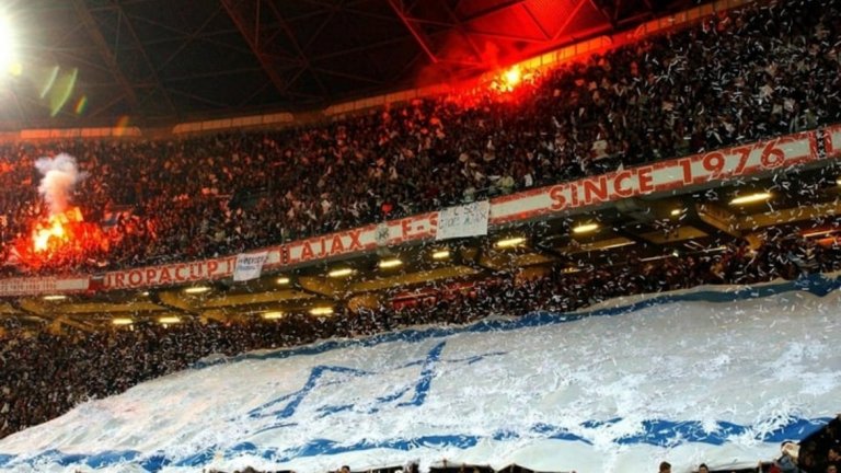 Публиката на Аякс е разпънала знамето на Израел по време на мача от Шампионската лига срещу Валенсия (сезон 2002/03)