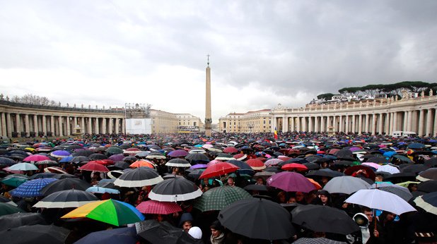 Тълпата очаква името на новия папа