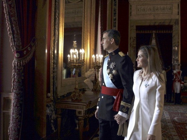 Коронацията на испанския крал Фелипе VI и кралица Летисия. Двамата се подготвят да се появят на балкона на кралския палат по време на официалната церемония по коронацията, която се проведе на 19 юни.