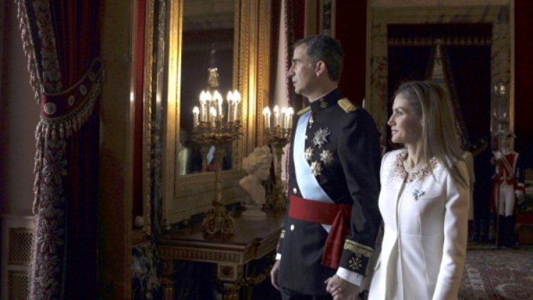 Коронацията на испанския крал Фелипе VI и кралица Летисия. Двамата се подготвят да се появят на балкона на кралския палат по време на официалната церемония по коронацията, която се проведе на 19 юни.