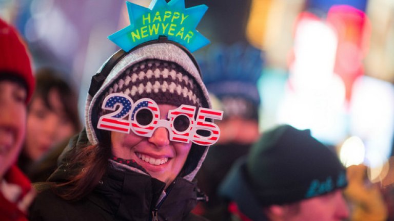 В Ню Йорк стотици хиляди души не се уплашиха от студа и се събраха на площад "Таймс скуеър", за да посрещнат заедно Нова година