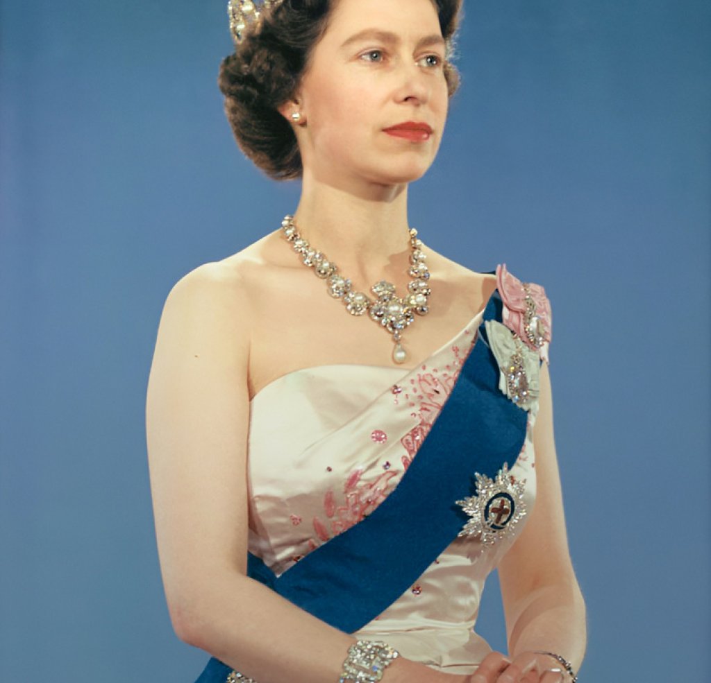 Queen_Elizabeth_II_official_portrait_for_1959_tour_(retouched)_(cropped)_(3-to-4_aspect_ratio)