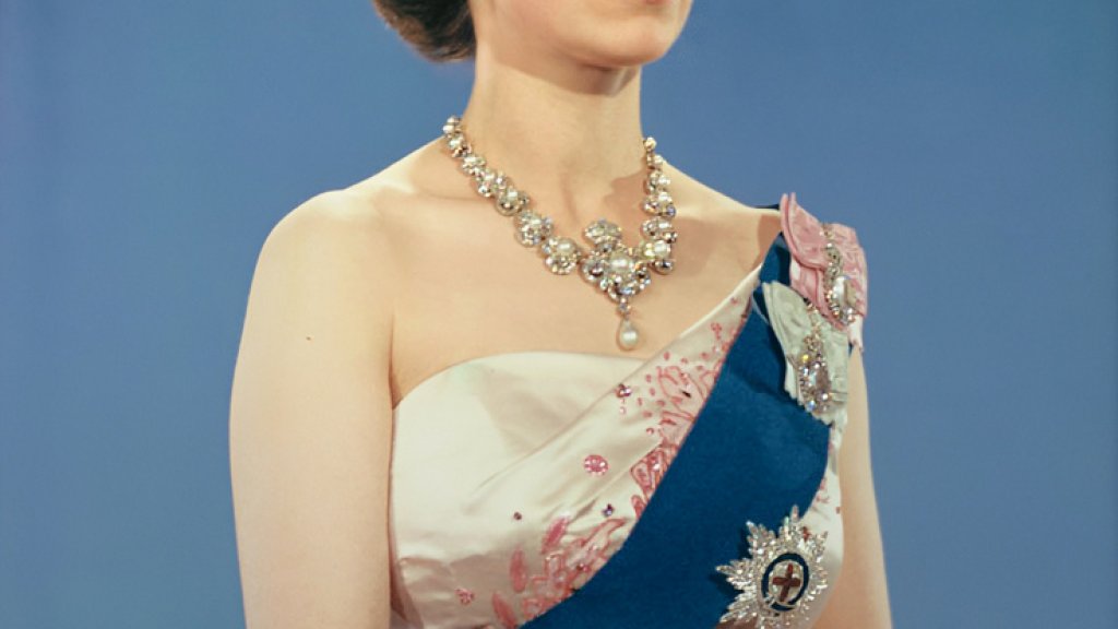 Queen_Elizabeth_II_official_portrait_for_1959_tour_(retouched)_(cropped)_(3-to-4_aspect_ratio)