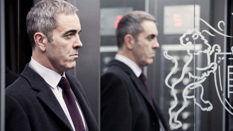 "Вавилон"
Сериалът не тръгна с огромен успех, но заслужава внимание заради името на Дани Бойл. Великият визионер направил "Плитък гроб", "Трейнспотинг", "Беднякът милионер" и "127 часа" е идеолог и режисьор на пилотния епизод на полицейската драмедия от Острова.
В главната роля е разкошният и криминално подценен актьор Джеймс Несбийт, способен да вдигне нивото на всичко, в което участва.