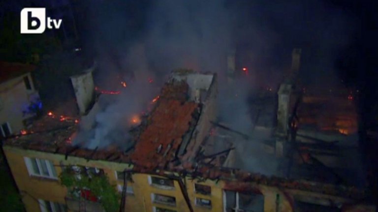 Унищожени са поне два апартамента и покривът на сградата