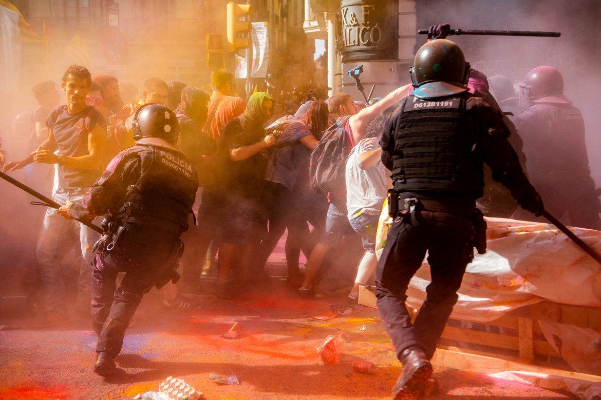 Какъв е отговорът на правителството?
В последния митинг за независимост, на който по улиците на Барселона излязоха над 350 000 души, се стигна до сблъсъци между полицията и радикалните протестиращи, което доведе до 44 ранени души и множество арестувани. Регионалното правителство на Каталония призова за спокойствие и осъди използването на насилие от протестиращите, докато правителството в Мадрид заяви, че "обмисля всички сценарии за действие" срещу насилието.