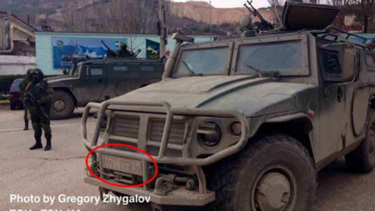 При джипа всичко е еднозначно, става дума за ГАЗ-2975 „Тигър“, на стойност 60 хил. долара. Този модел се ползва предимно от руската армия. Освен това на регистрационния номер има код за военен автомобил „21“, което отговаря на Северно-кавказкия военен окръг.