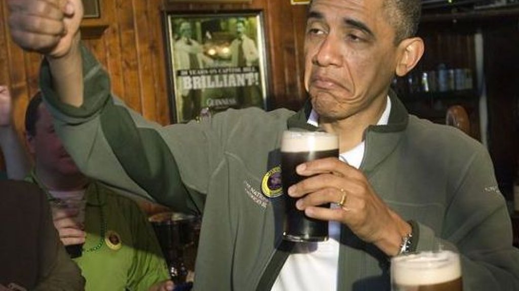 obama-drinking-a-beer