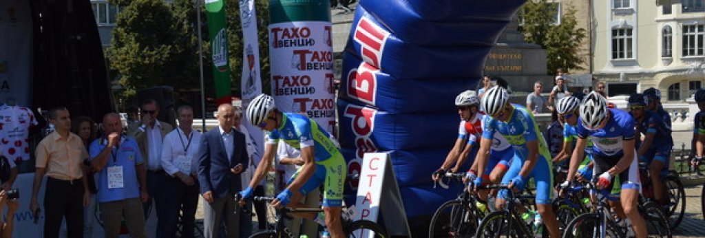 Участват 95 състезатели в 16 отбора, три от които български.