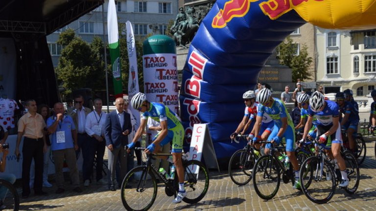 Участват 95 състезатели в 16 отбора, три от които български.