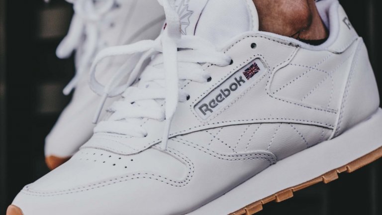 Моделът от снимката се казва Reebok Classic Leather и е наличен в магазините на Reebok и онлайн тук