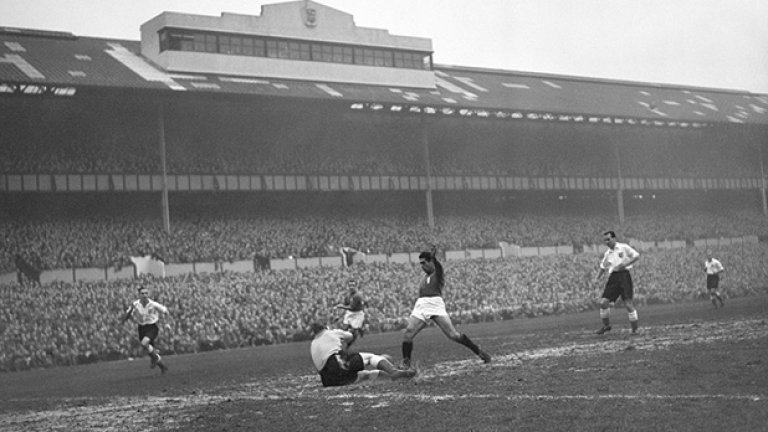"Уайт Харт Лейн" през 1949-а година по време на контролата 

Англия - Италия. "Трите лъва" печелят на терена Тотнъм с 

2:0 с голове на Джак Роули и Били Райт