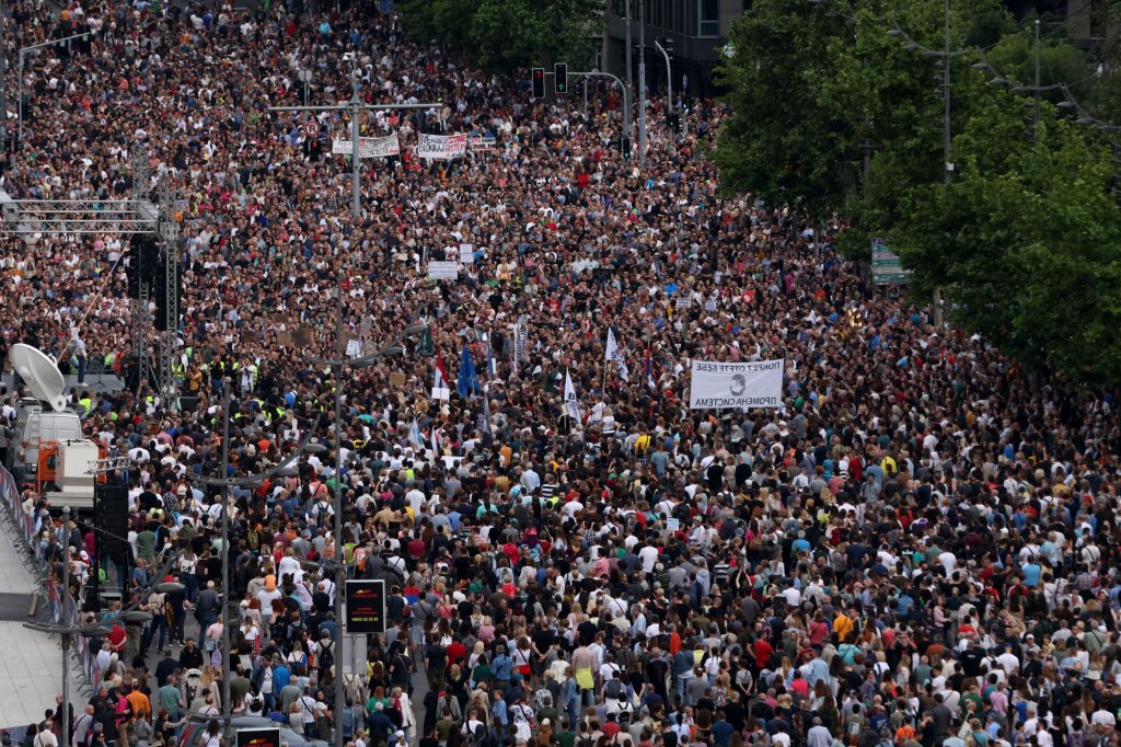 Десетки хиляди сърби излязоха на протест срещу насилието