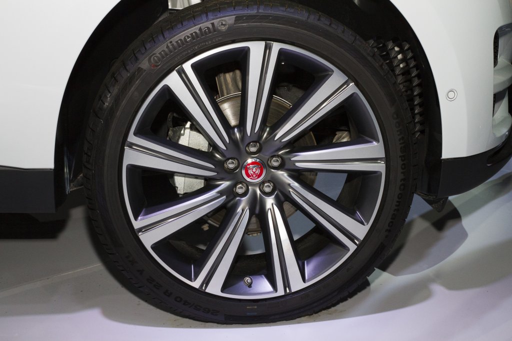 Системата за задвижване на всички колела (AWD) с въртящ момент при необходимост при новия F-PACE е най-усъвършенстваната система на Jaguar и има най-голям капацитет на въртящия момент