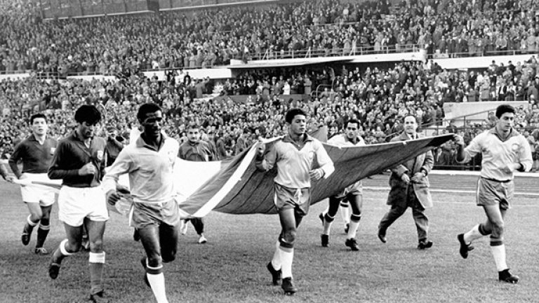 Бикампионес! Втората титла поред е спечелена в Сантяго, Чили през 1962 г. Амарилдо, Мауро и Зито носят националния флаг след триуфма на полуфинала срещу домакините с 4:2. Героят на това първенство не е Пеле, а Гаринча, правил изумителни неща по крилото.