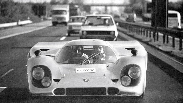 Граф Роси и неговият Porsche 917
Да, граф Роси не е бил точно шеф автомобилен производител, но пък италианската компания Martini-Rossi е инвестирала толкова много пари в моторните спортове, че той има легендарен статут в индустрията. Графът си поръчва „цивилна” версия страховития прототип от Льо Ман и Световния шампионат за издръжливост Porsche 917 и го получава с масивни заглушители на 12-цилиндровия боксер, който задвижва чудовището. Истинска лудост, която е един от символите на 70-те години. Граф Роси получава болида с номер 30 на шасито, който преди това участва в „1000 километра на Целтвег”, но не успява да го регистрира в нито една държава в Европа. Накрая се сдобива с регистрационни номера в щата Алабама срещу обещанието да не кара там колата.