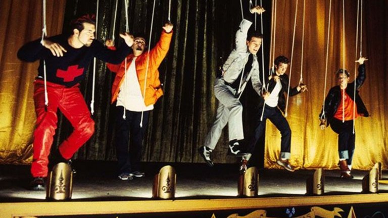 NSYNC - Bye Bye Bye 
Още преди Джъстин Тимбърлейк да стане и актьор, а кариерата му да потръгне в солова посока, Bye Bye Bye беше един от абсолютните хитове на бой бандата NSYNC. Запомнящ се е и клипът с куклите на конци, дирижирани от жестока, но красива жена.