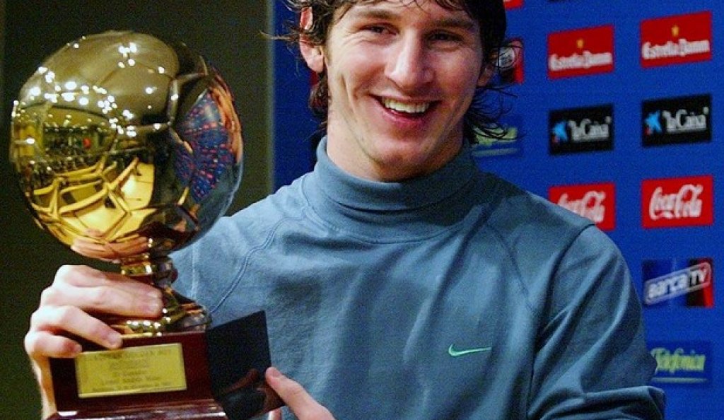 Получава наградата "Златното момче" на италианското списание "Тутоспорт" за най-добър млад играч в света до 21 години, декември 2005 г.