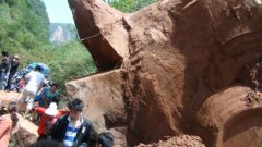 Паднали скали затрудняват придвижването до някои от пострадалите населени места