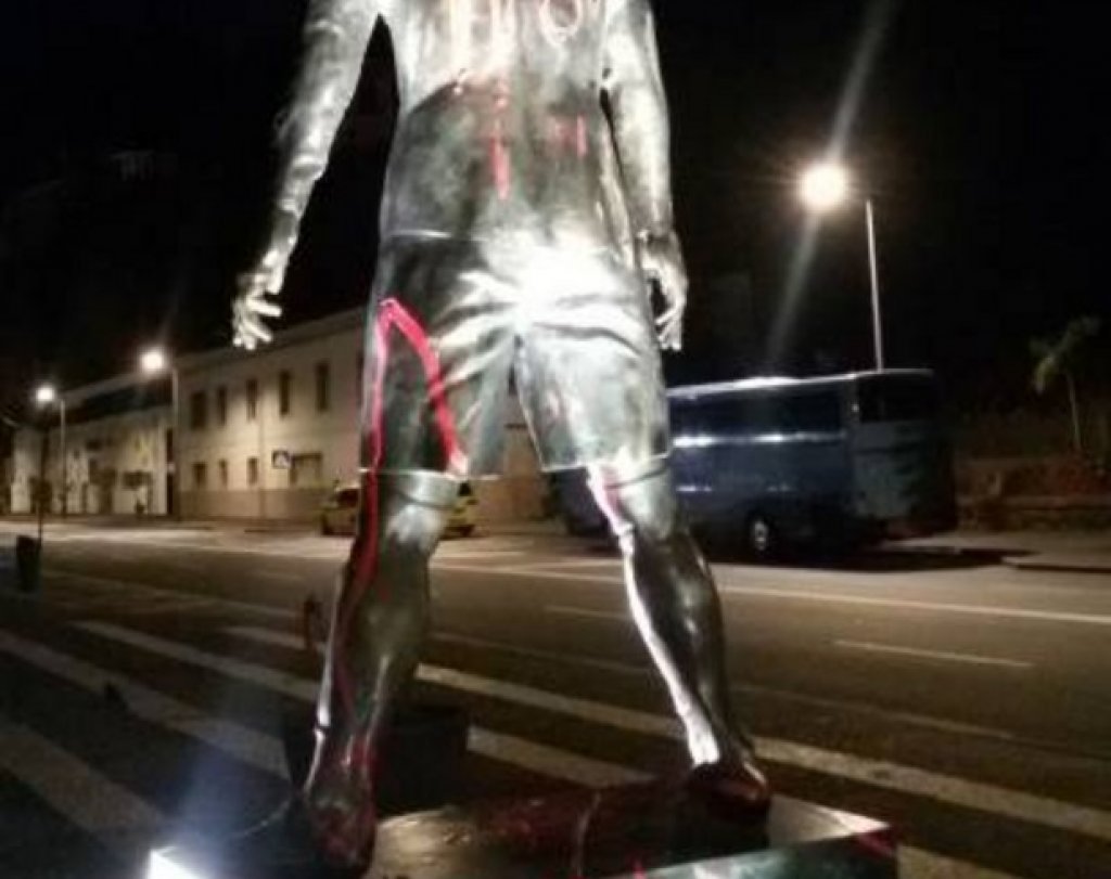 Посегателството срещу статуята на Меси се случва точно година, след като в началото на 2016-а тази на Роналдо в Мадейра бе изрисувана с „Меси 10” на гърба.

